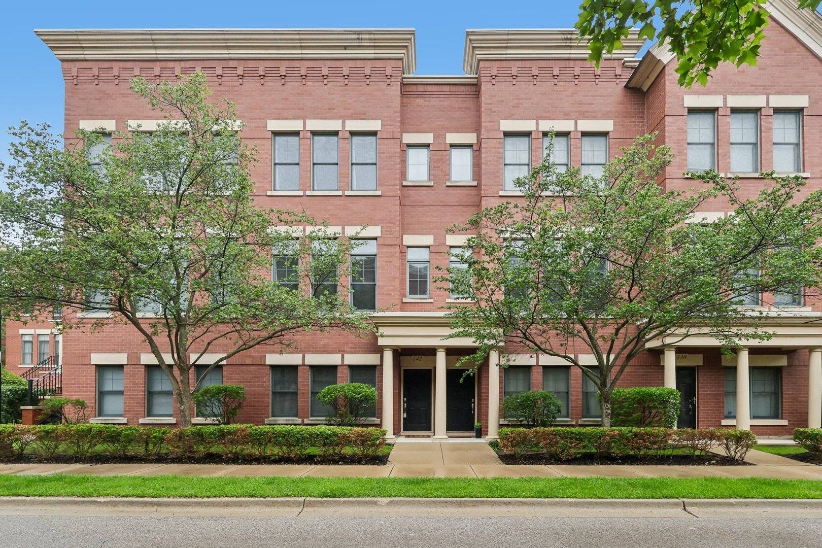 142 Dawson DR, Elgin, IL 60120