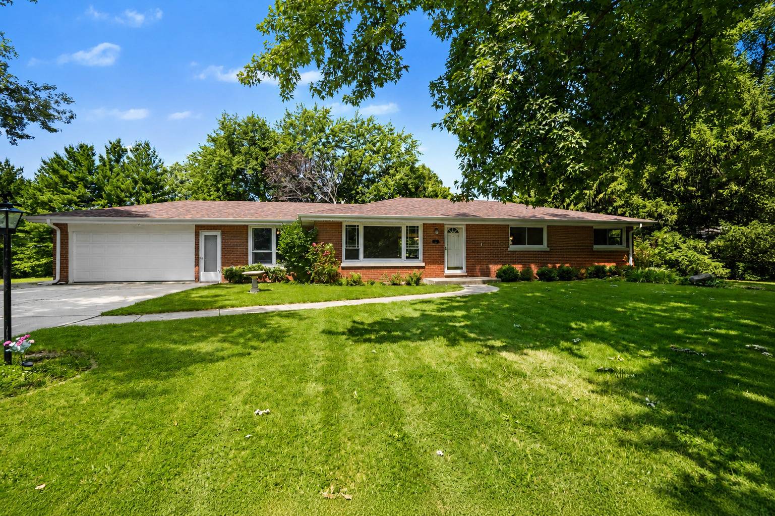 41 E Larkspur LN, Bristol, IL 60512