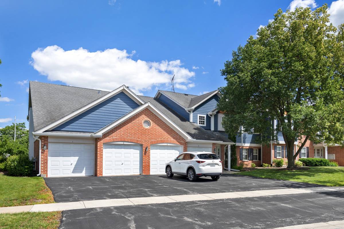 201 charleston CT #3, Schaumburg, IL 60193
