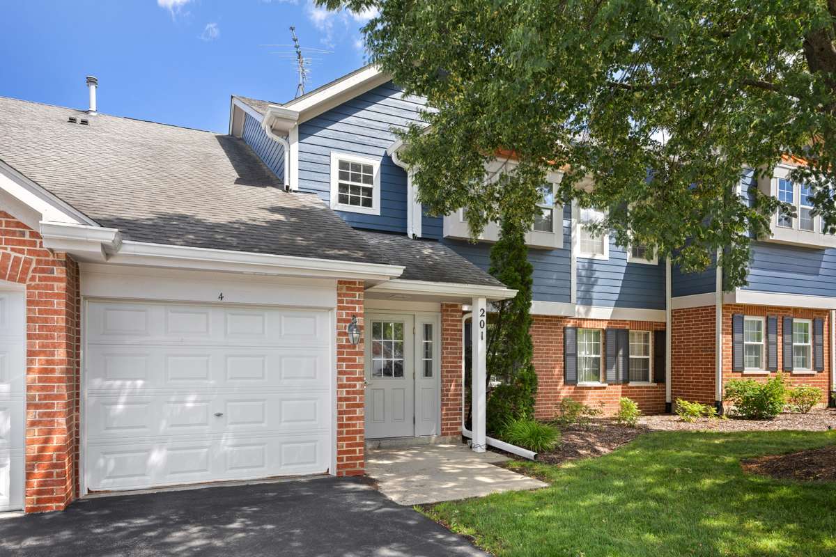 201 charleston CT #3, Schaumburg, IL 60193