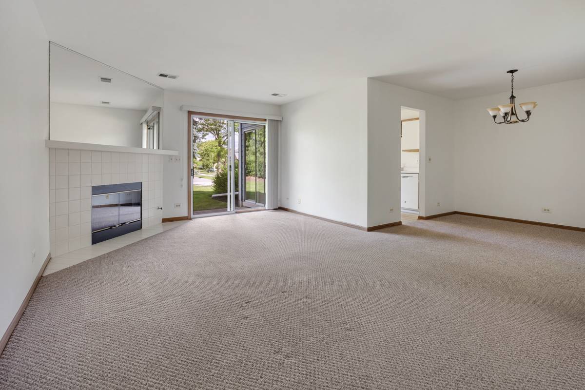 201 charleston CT #3, Schaumburg, IL 60193