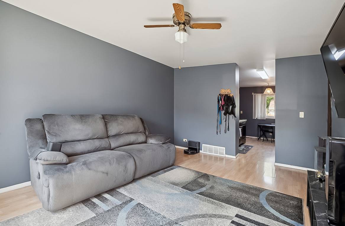 4028 Oxford CT, Streamwood, IL 60107