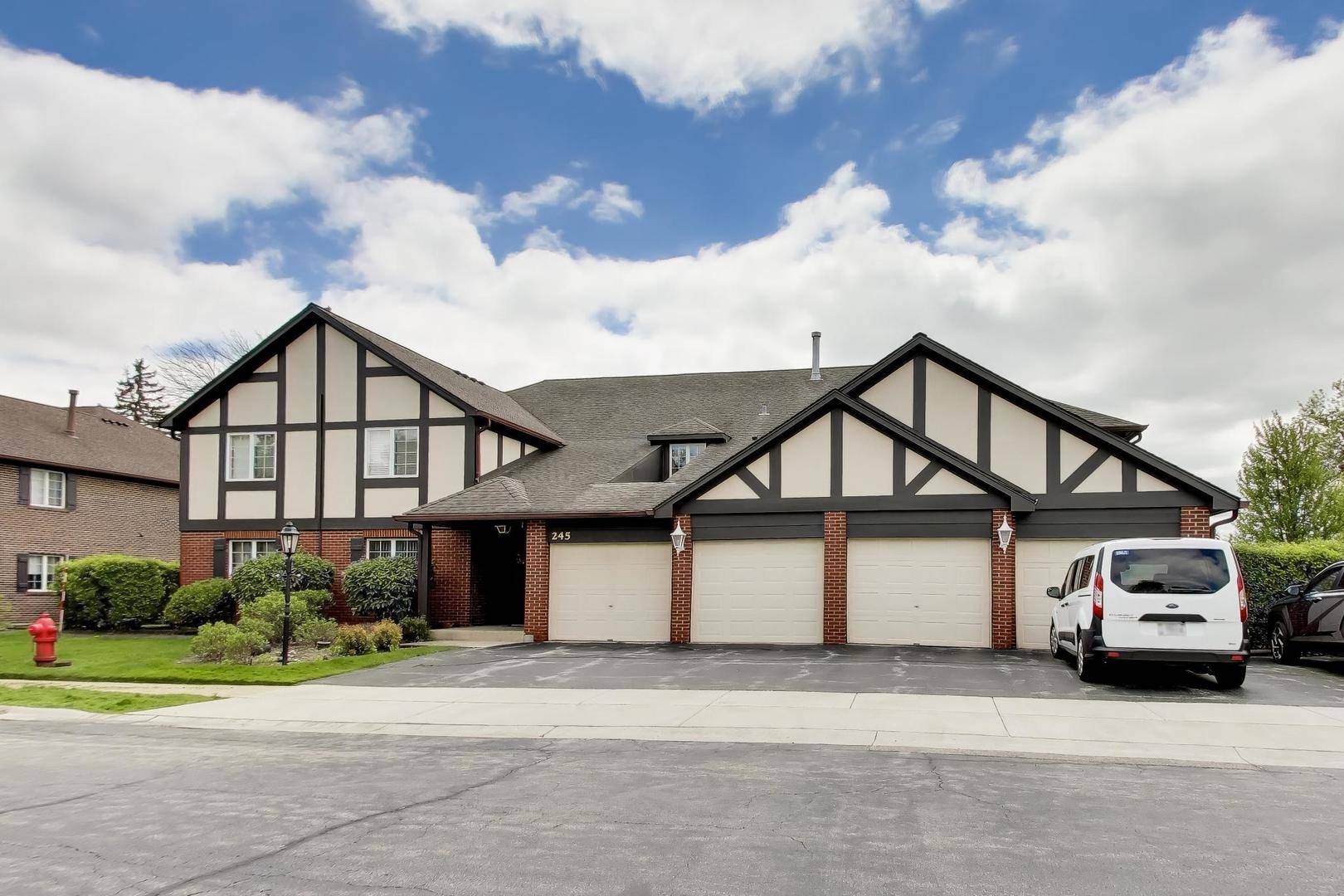 245 Windsor LN #C, Willowbrook, IL 60527