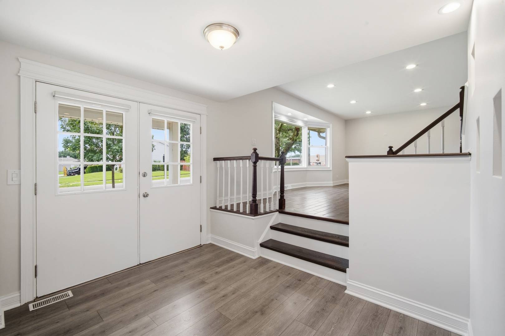1596 Texas ST, Elk Grove Village, IL 60007