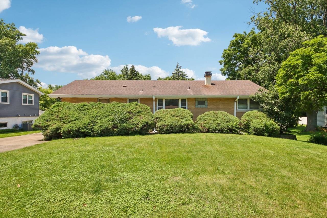 418 Highland RD, Willowbrook, IL 60527