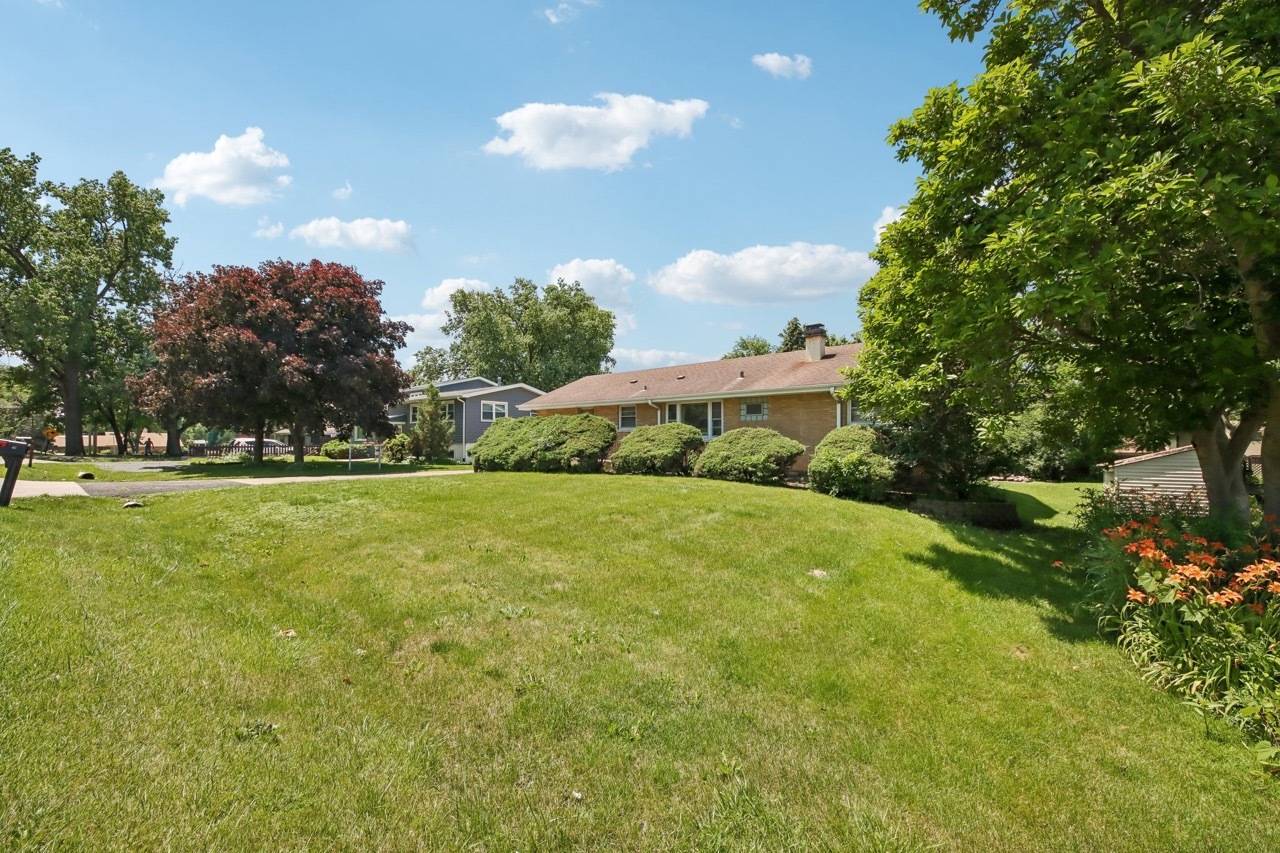 418 Highland RD, Willowbrook, IL 60527