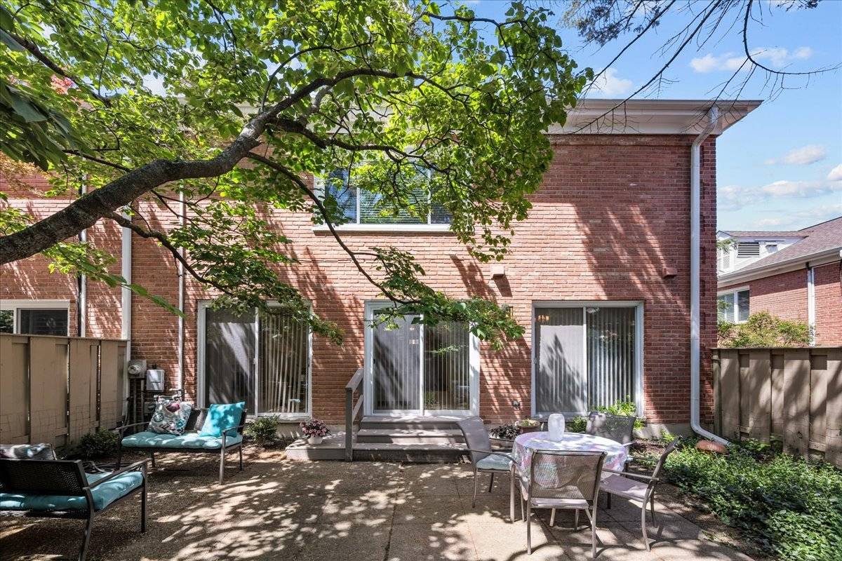 727 Raleigh CT, Northbrook, IL 60062