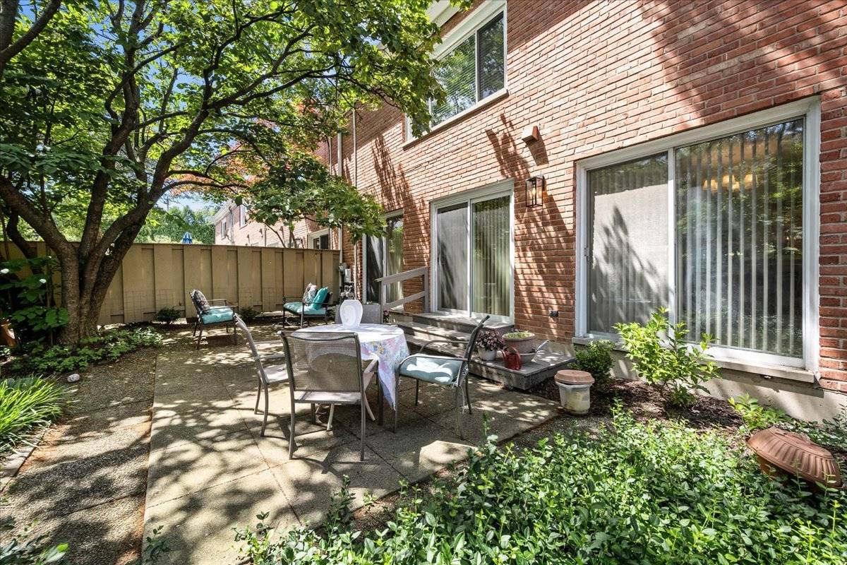 727 Raleigh CT, Northbrook, IL 60062
