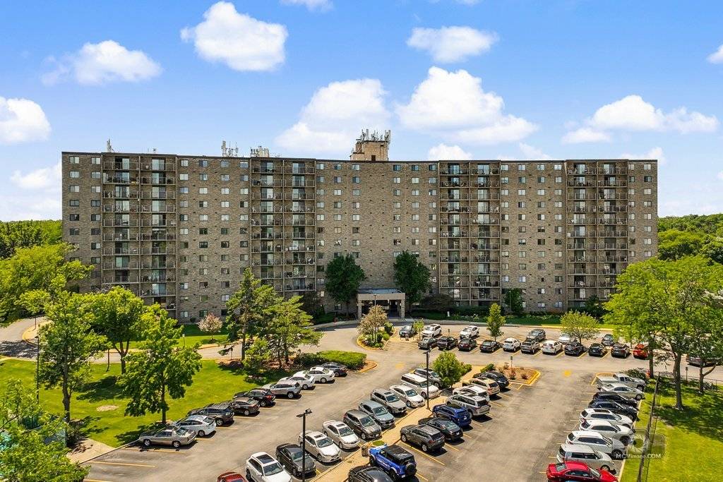 6340 Americana DR #214, Willowbrook, IL 60527