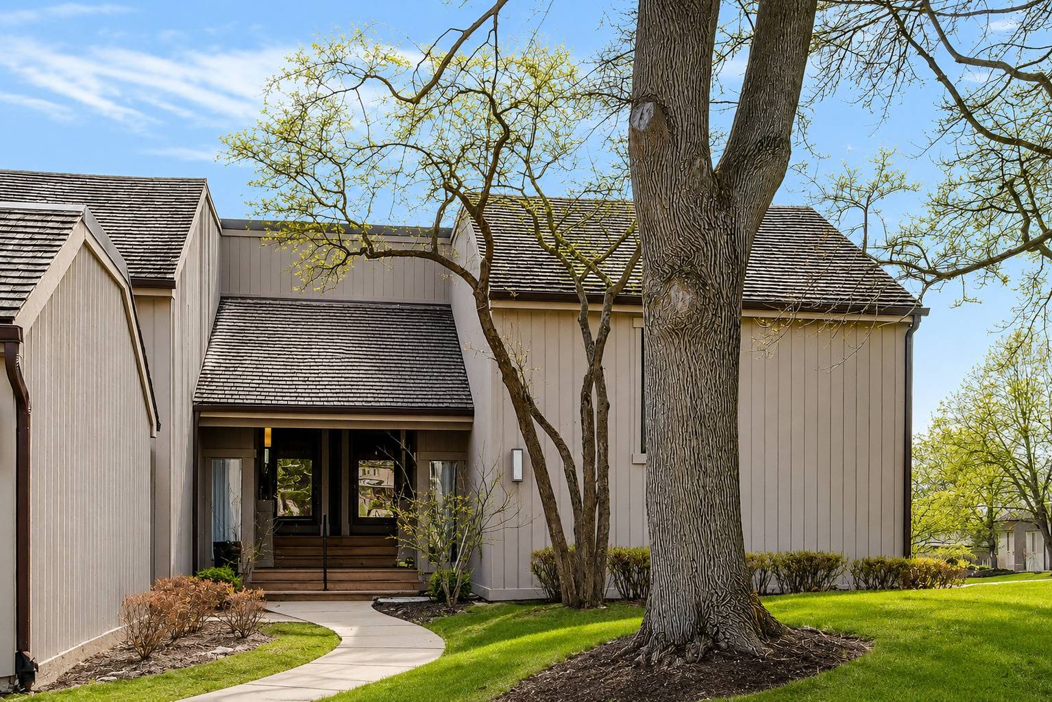83 THORNHILL LN #B, Lake Barrington, IL 60010