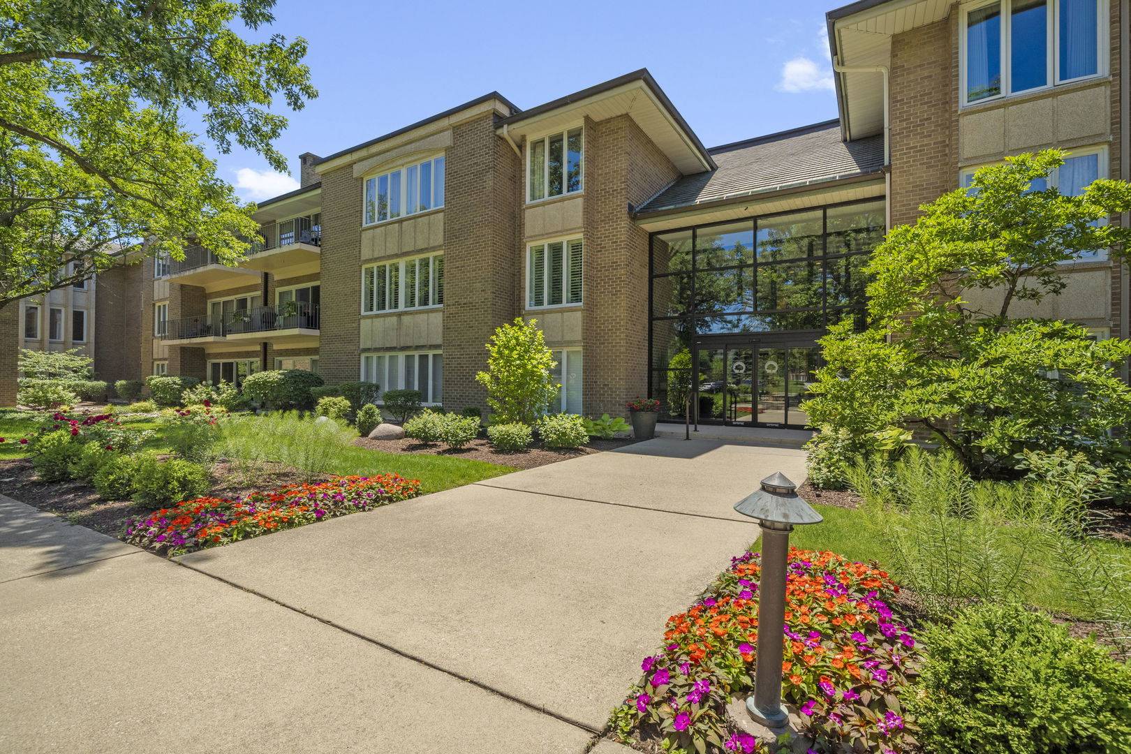 2 Oak Brook Club DR #C106, Oak Brook, IL 60523