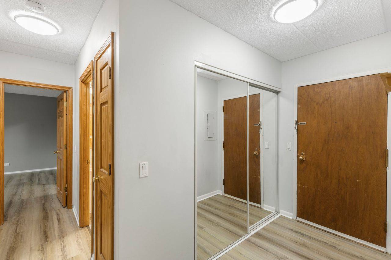 9737 N Fox Glen DR #2M, Niles, IL 60714