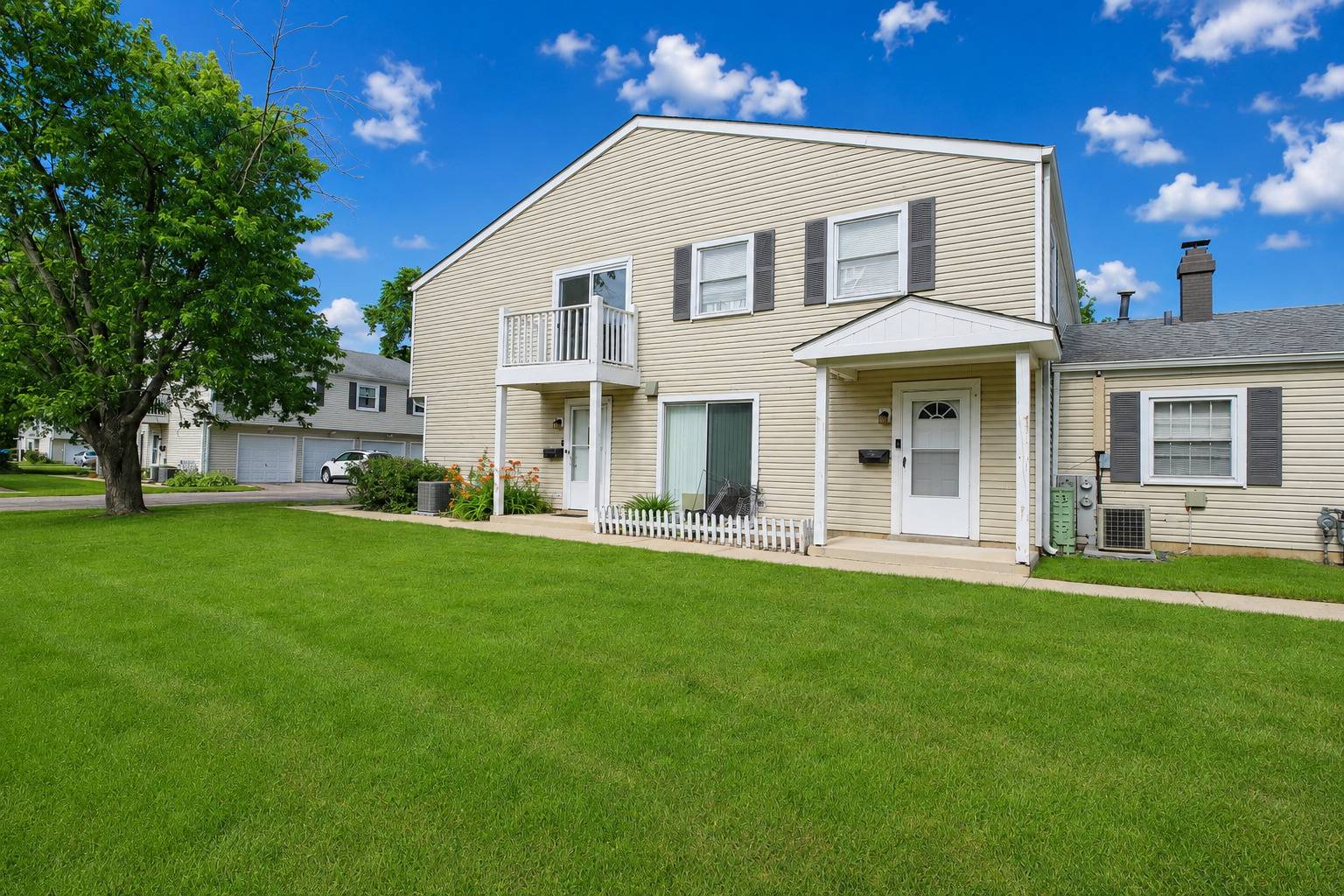 320 Joan CT #D, Bartlett, IL 60103