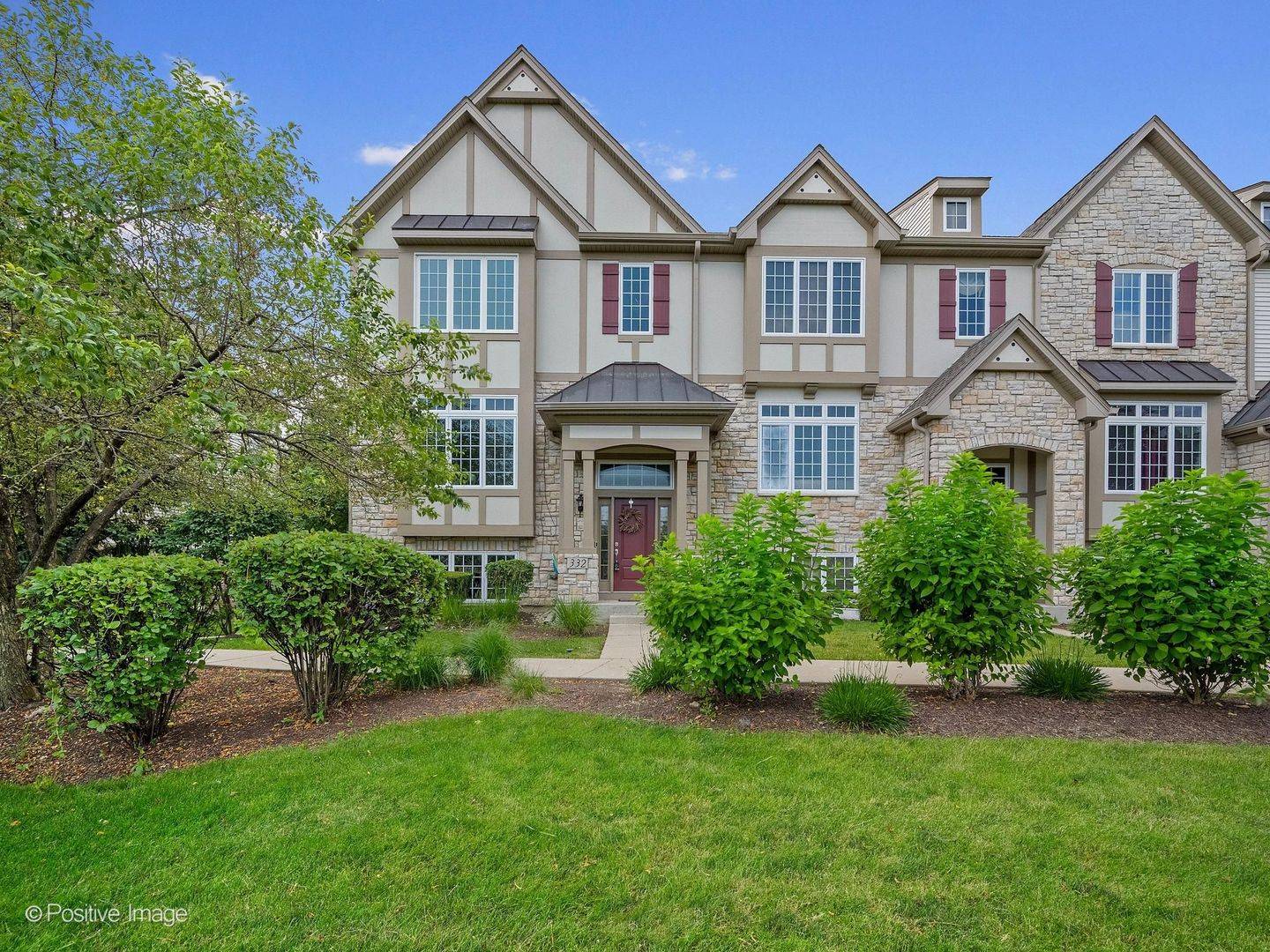 332 Castle CIR, Carol Stream, IL 60188