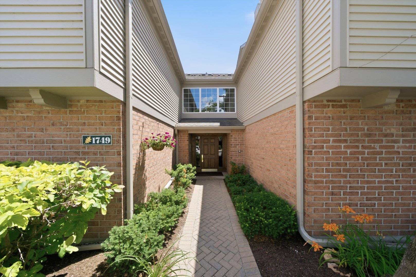 1749 Eastwood CT #6, Schaumburg, IL 60195