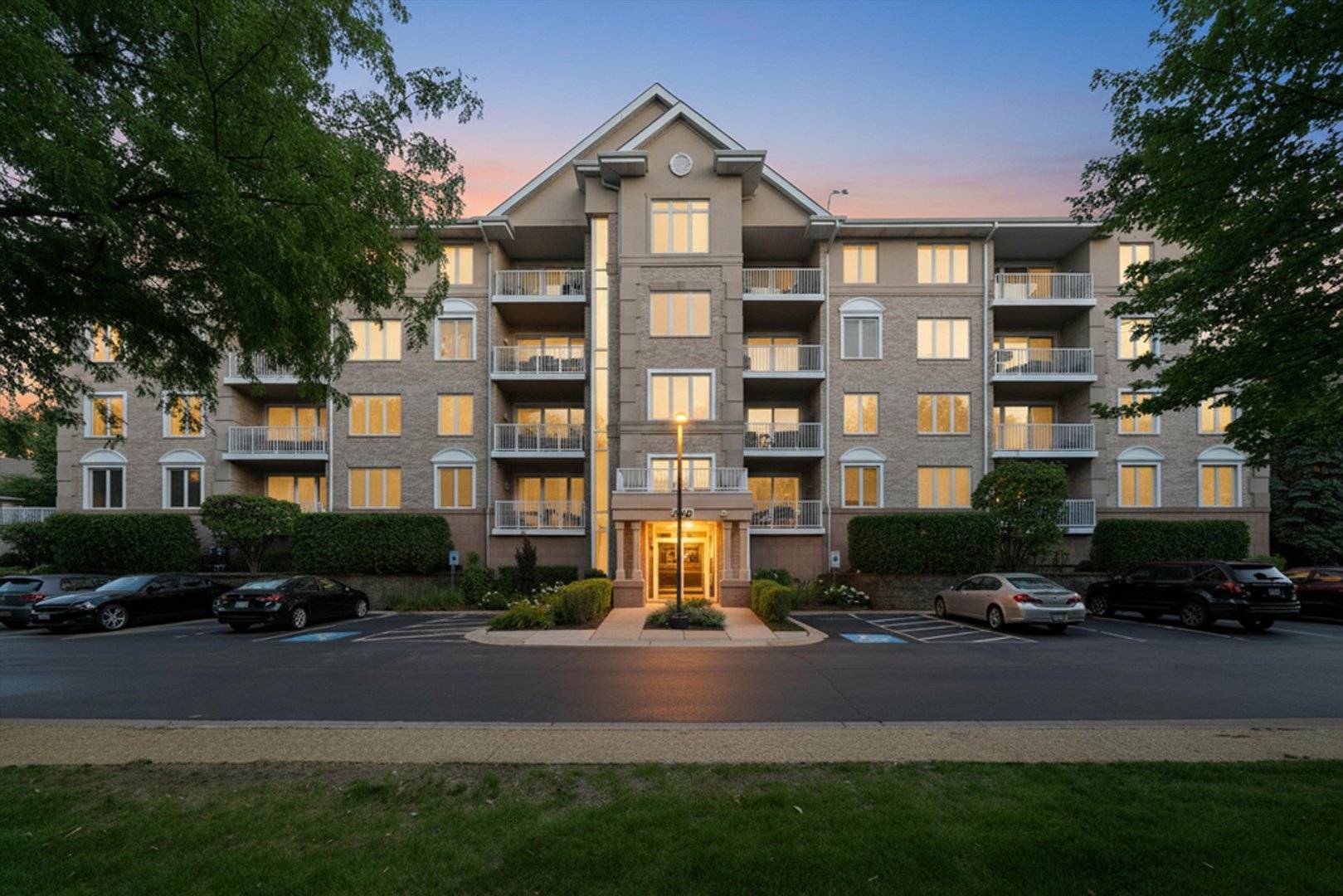 1761 Pavilion WAY #301, Park Ridge, IL 60068