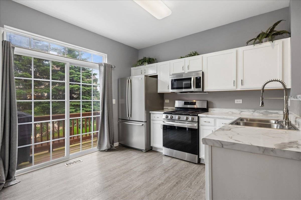 140 Station Park CIR, Grayslake, IL 60030