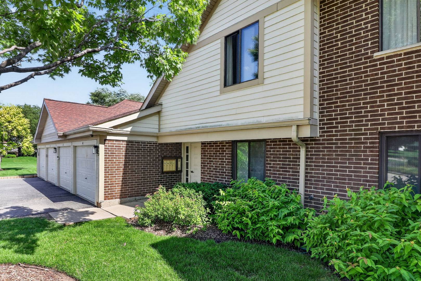 863 E Coach RD #1, Palatine, IL 60074