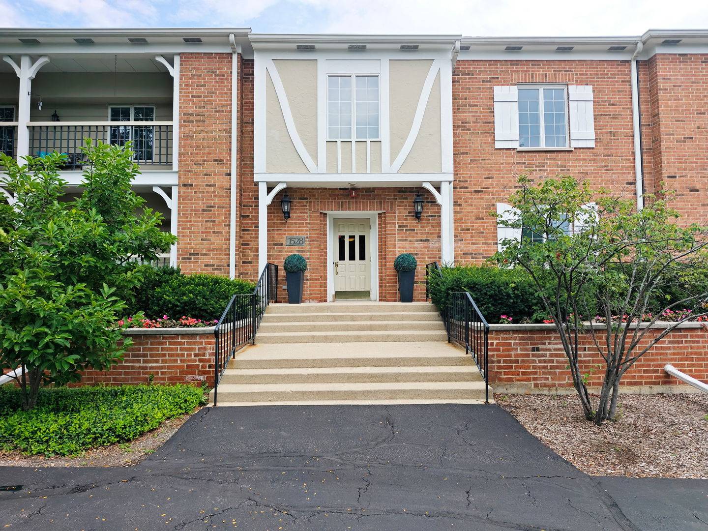 1528 Shire CIR #1A, Inverness, IL 60067