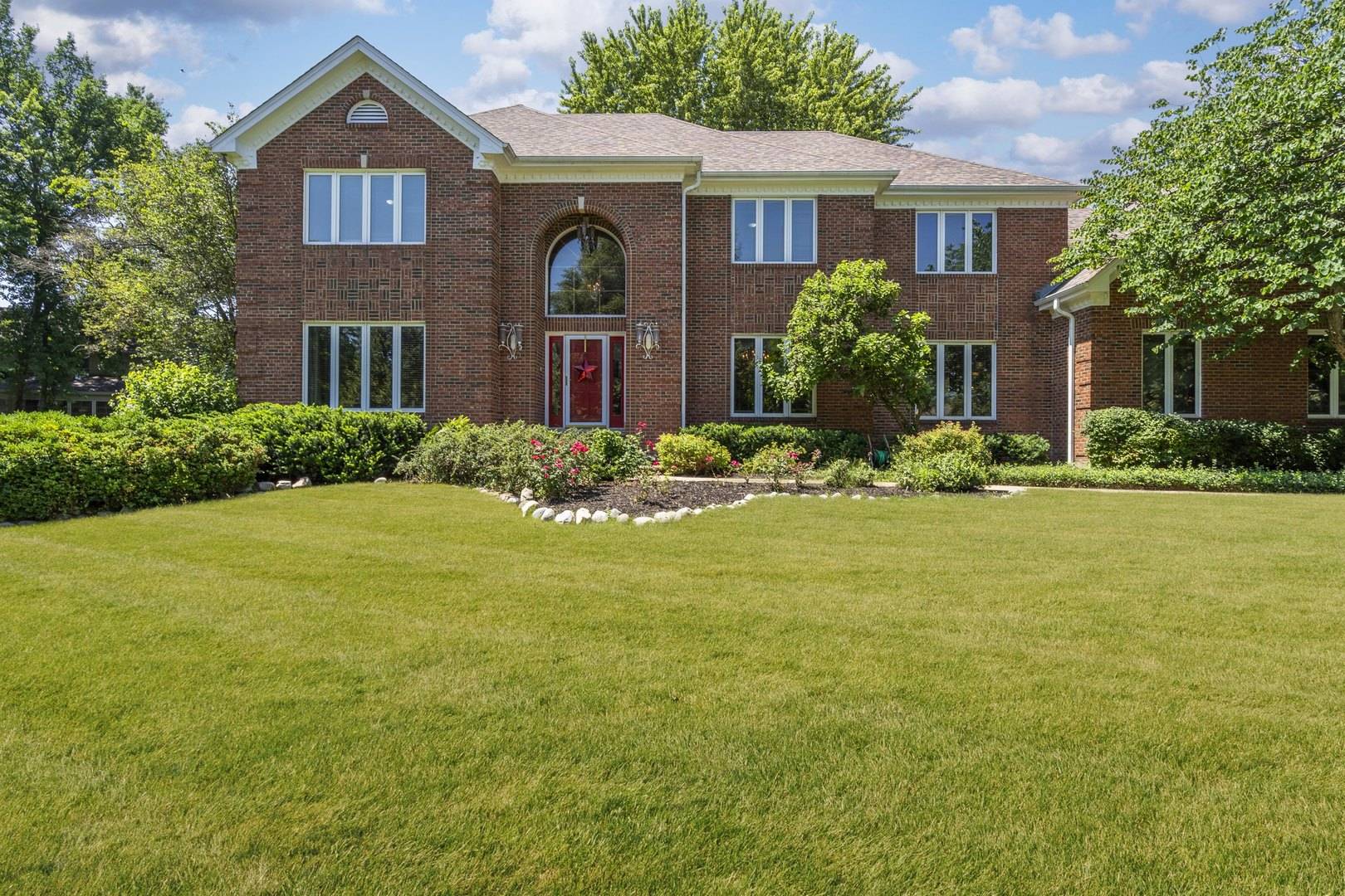 1099 Boneset DR, Crystal Lake, IL 60014