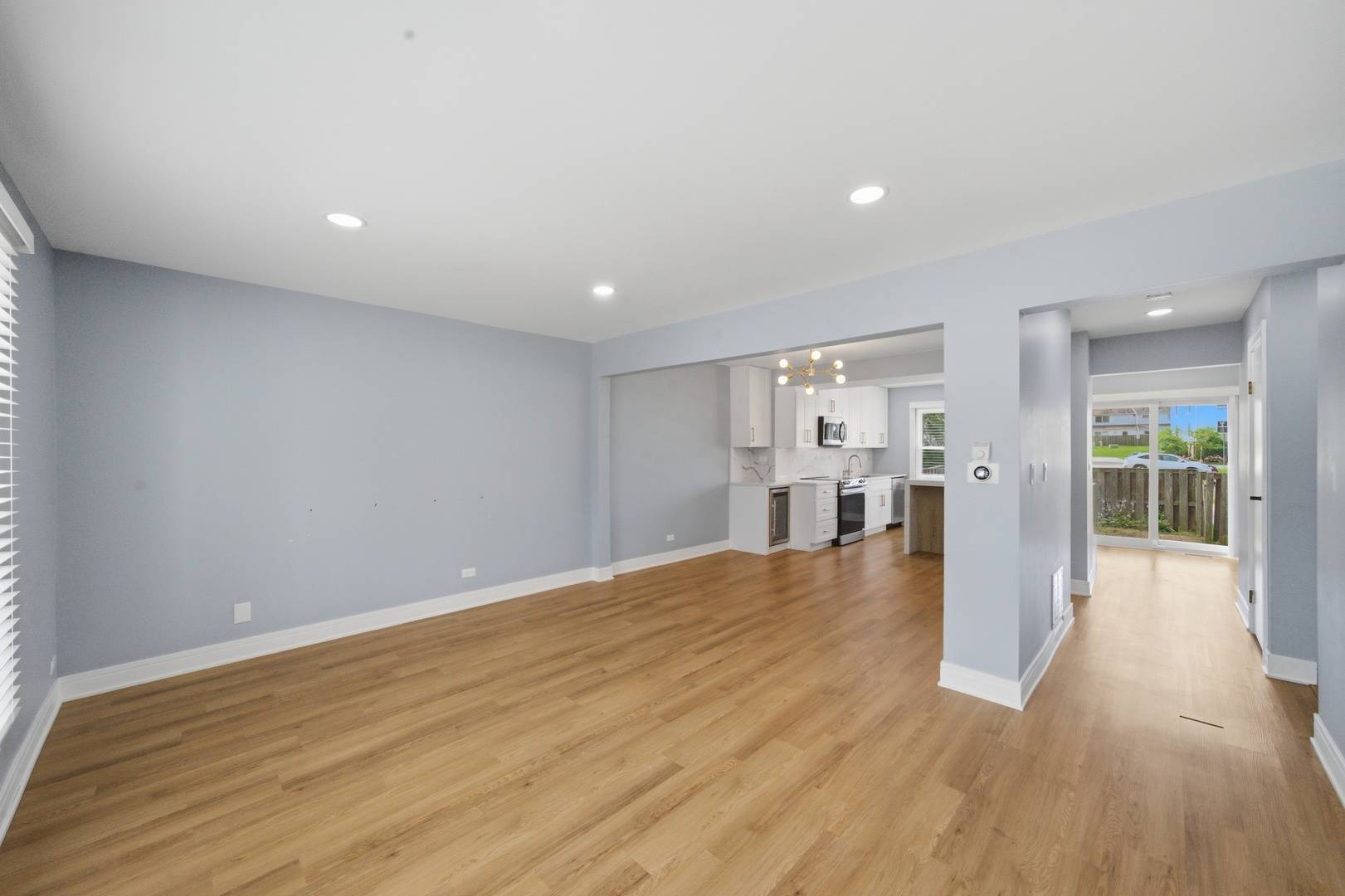 1809 Dumont LN, Schaumburg, IL 60194