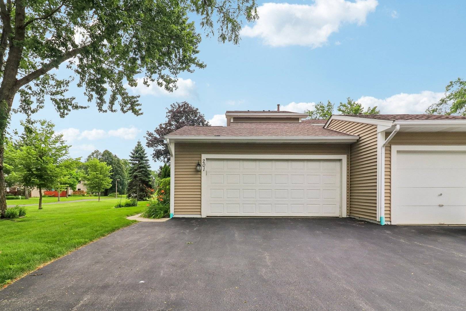 201 Colony CT, Vernon Hills, IL 60061