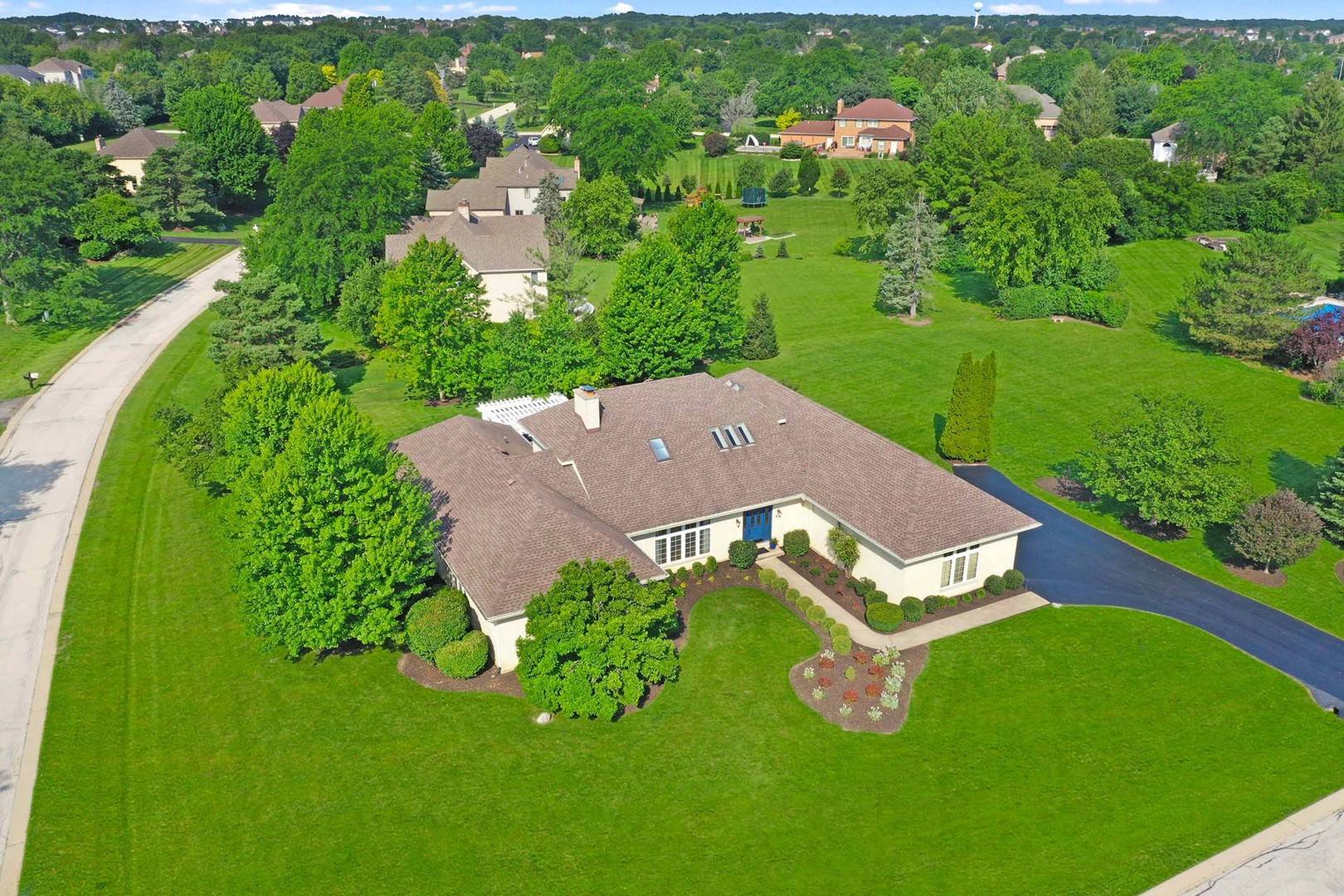 185 Peregrine LN, Hawthorn Woods, IL 60047