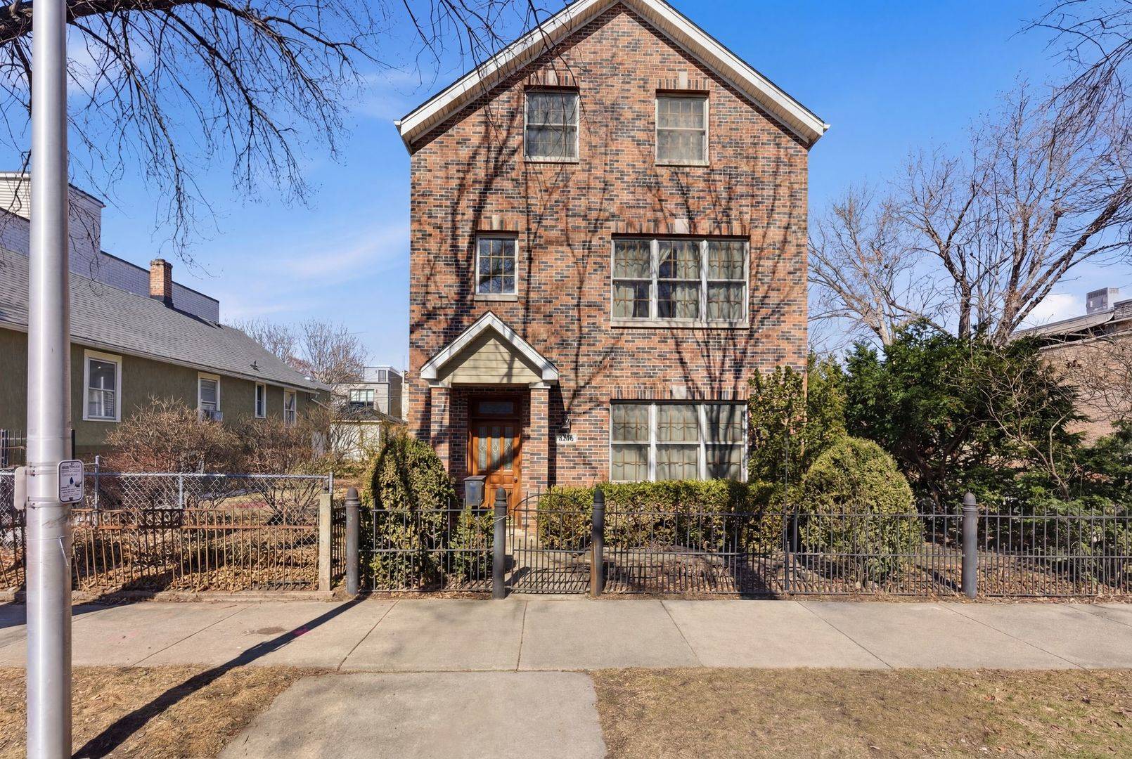 2042 W Ohio ST, Chicago, IL 60612