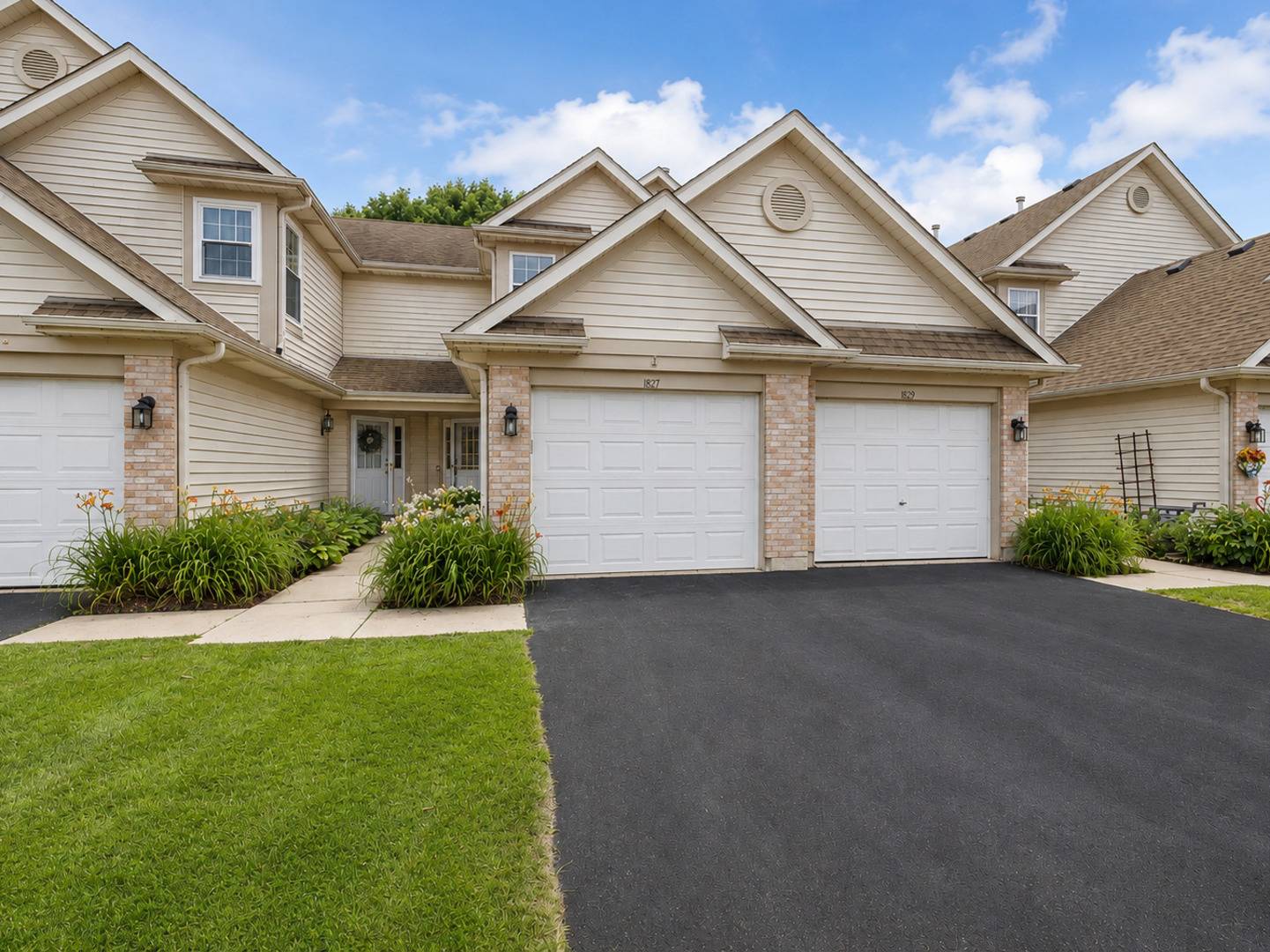 1827 Grove AVE, Schaumburg, IL 60193
