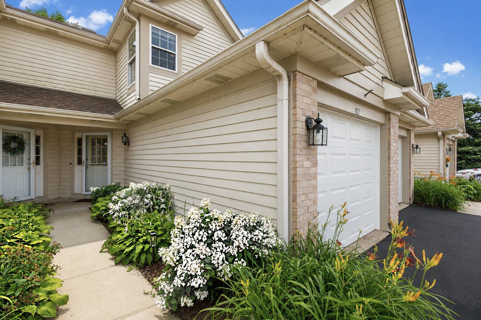 1827 Grove AVE, Schaumburg, IL 60193