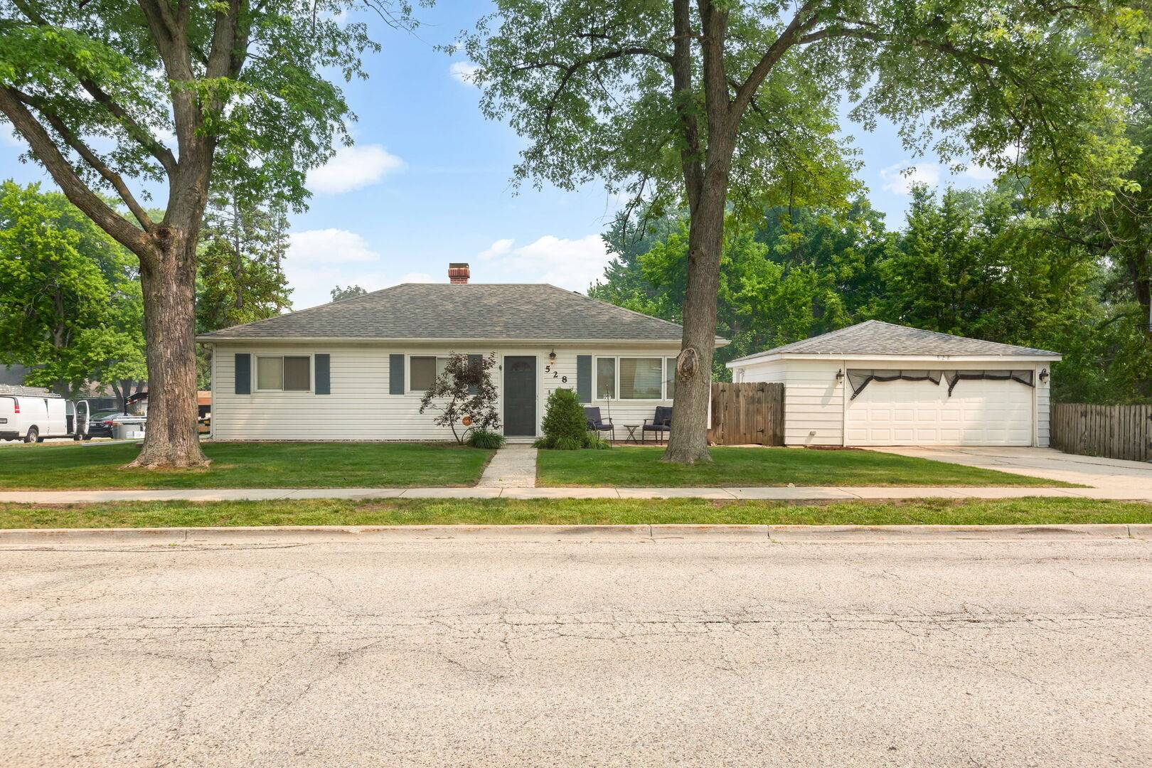 528 W Crystal ST, Mundelein, IL 60060