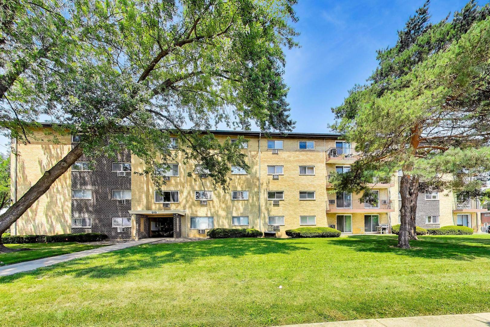919 N Boxwood DR #108, Mount Prospect, IL 60056