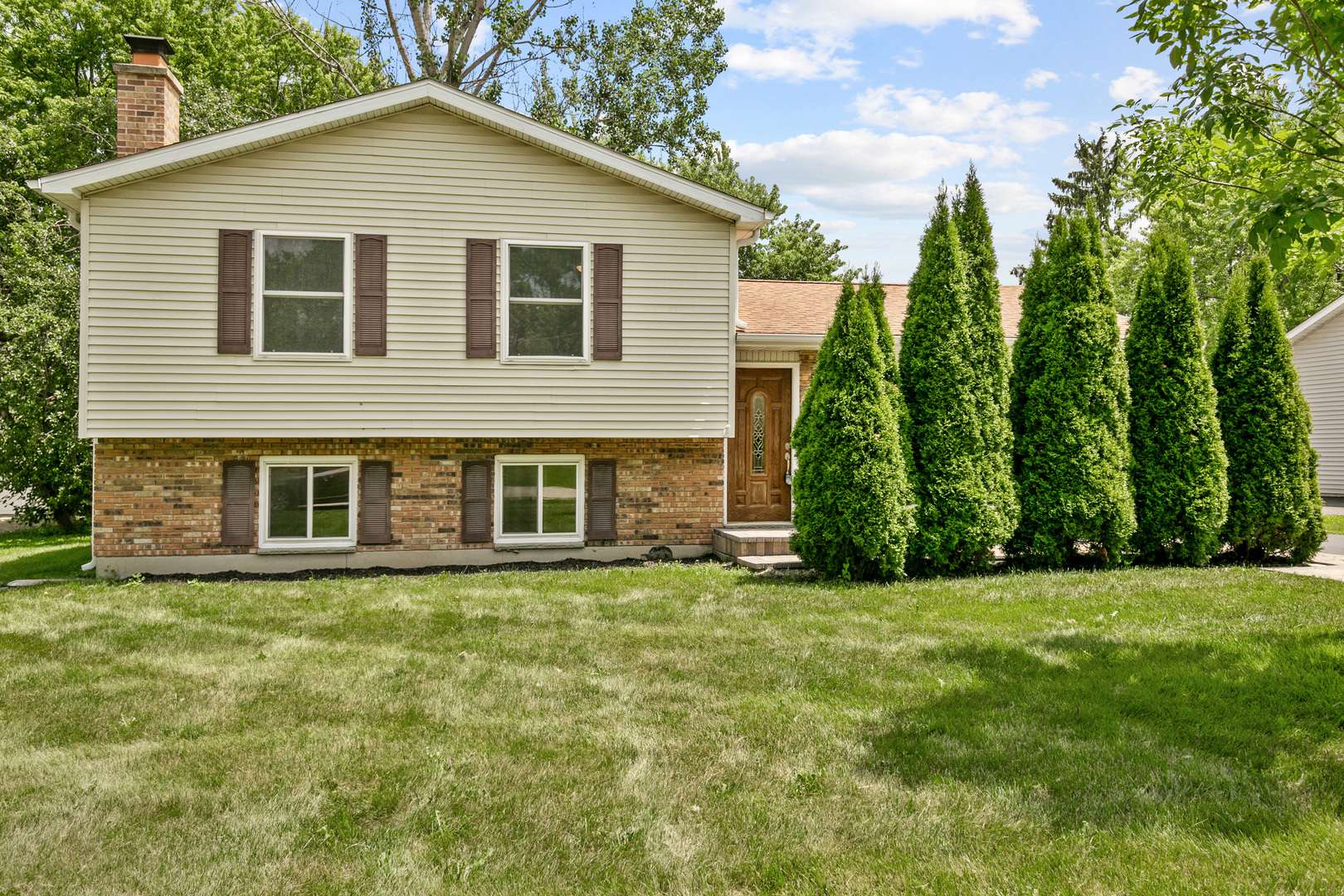 219 Countryside LN, Lindenhurst, IL 60046