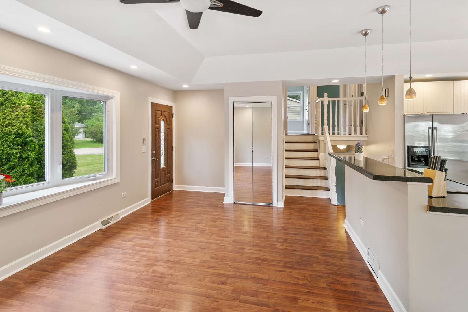 219 Countryside LN, Lindenhurst, IL 60046