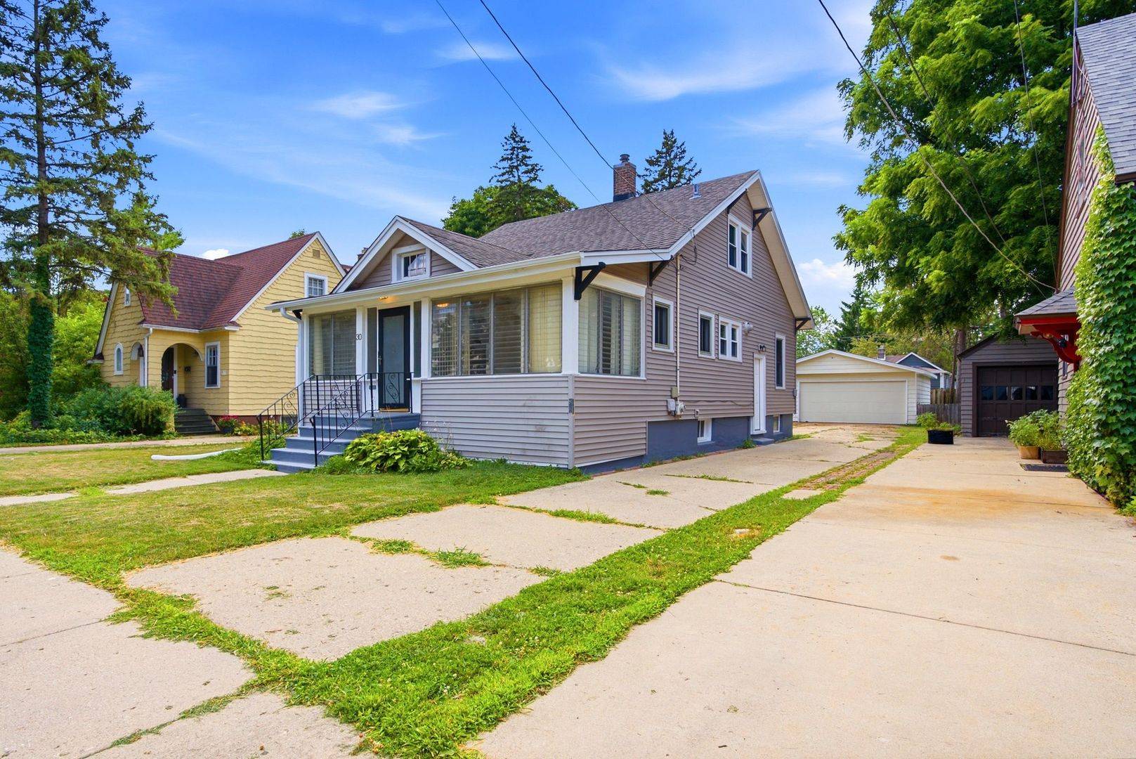 30 S Commonwealth AVE, Elgin, IL 60123