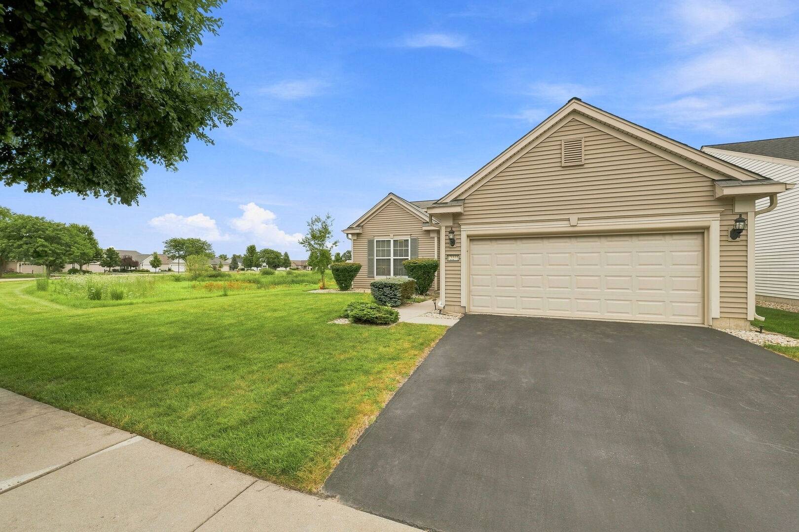 12231 Russet LN, Huntley, IL 60142