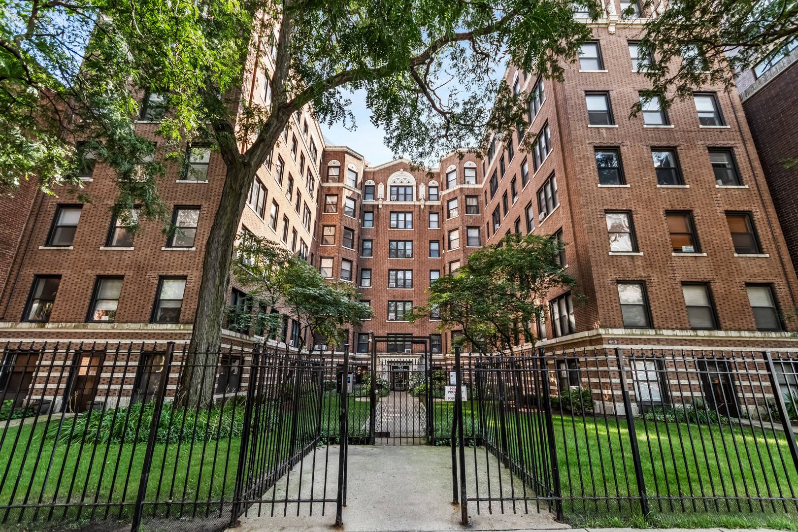 725 W Sheridan RD #204, Chicago, IL 60613