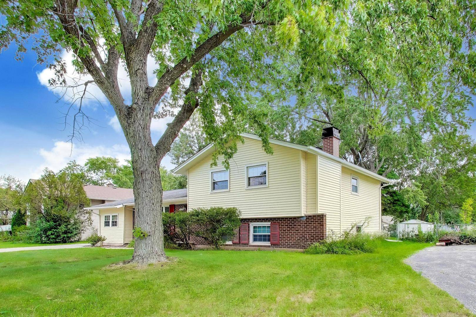 2805 Kincaid DR, Woodridge, IL 60517