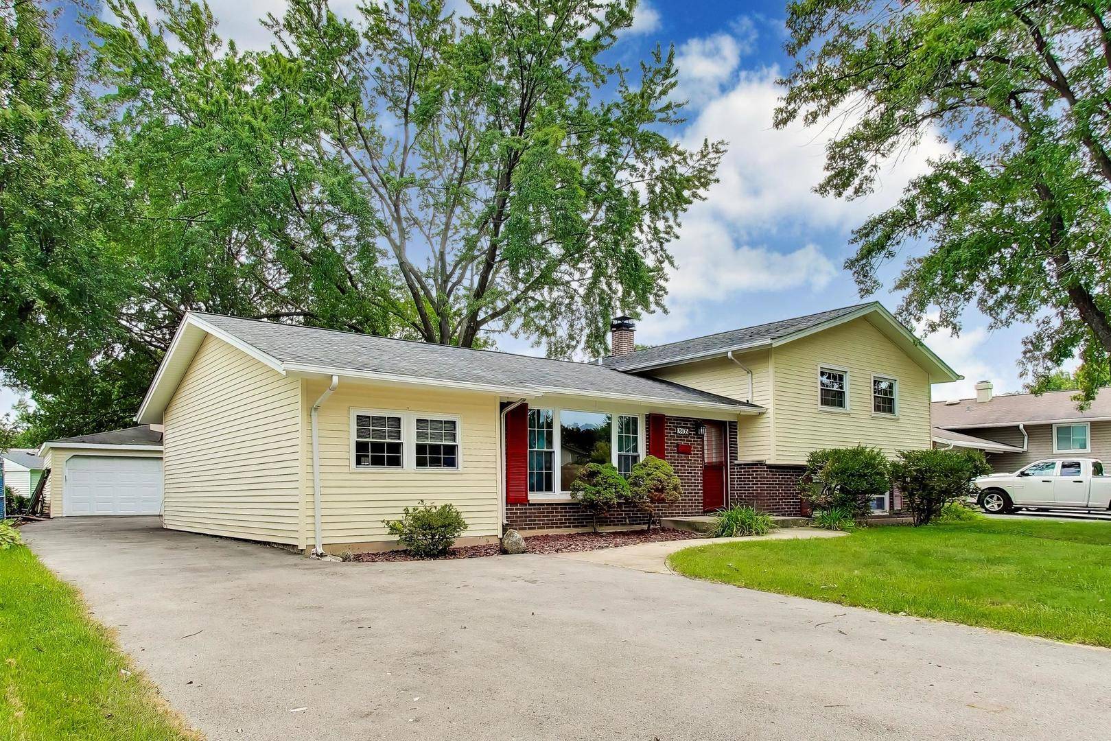 2805 Kincaid DR, Woodridge, IL 60517