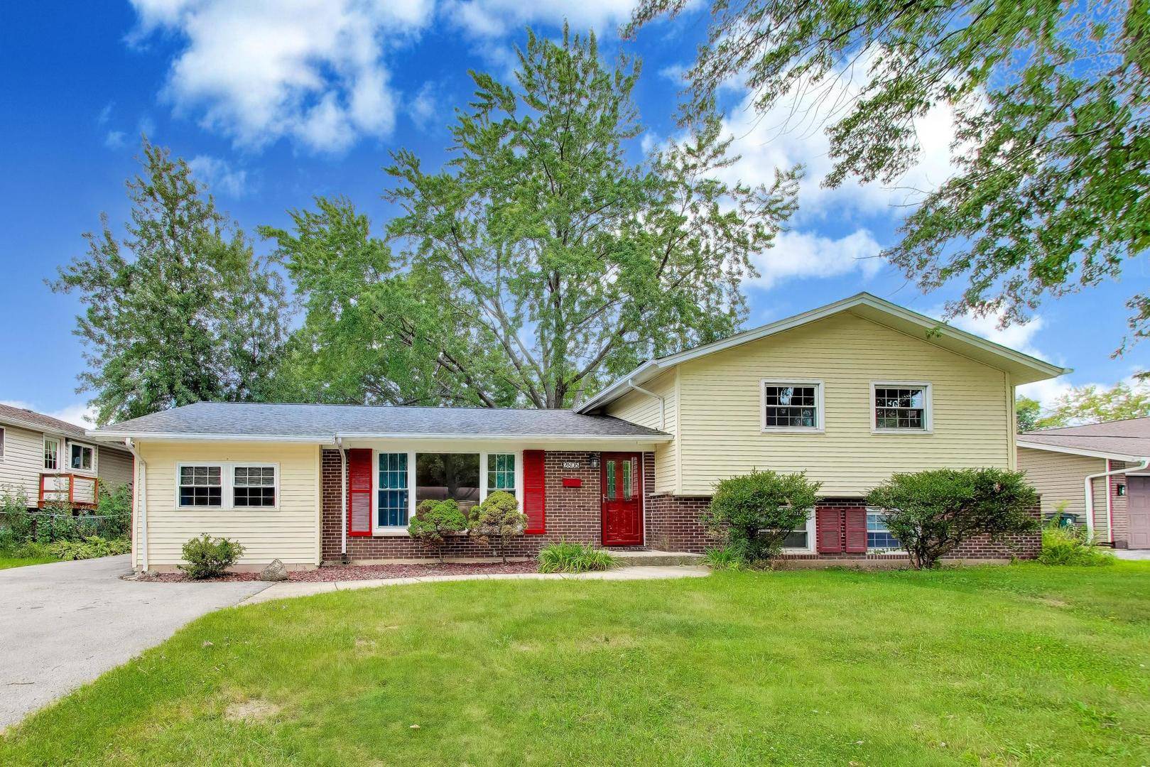 2805 Kincaid DR, Woodridge, IL 60517