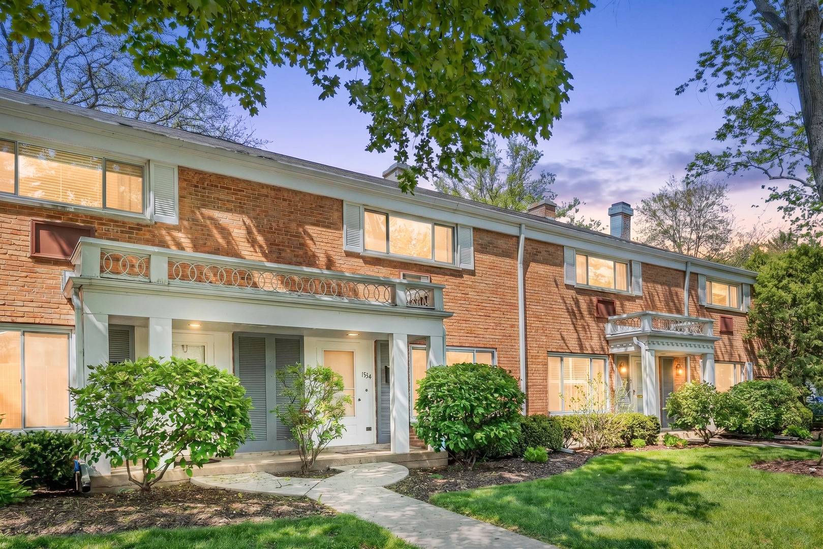 1534 Palmgren DR, Glenview, IL 60025