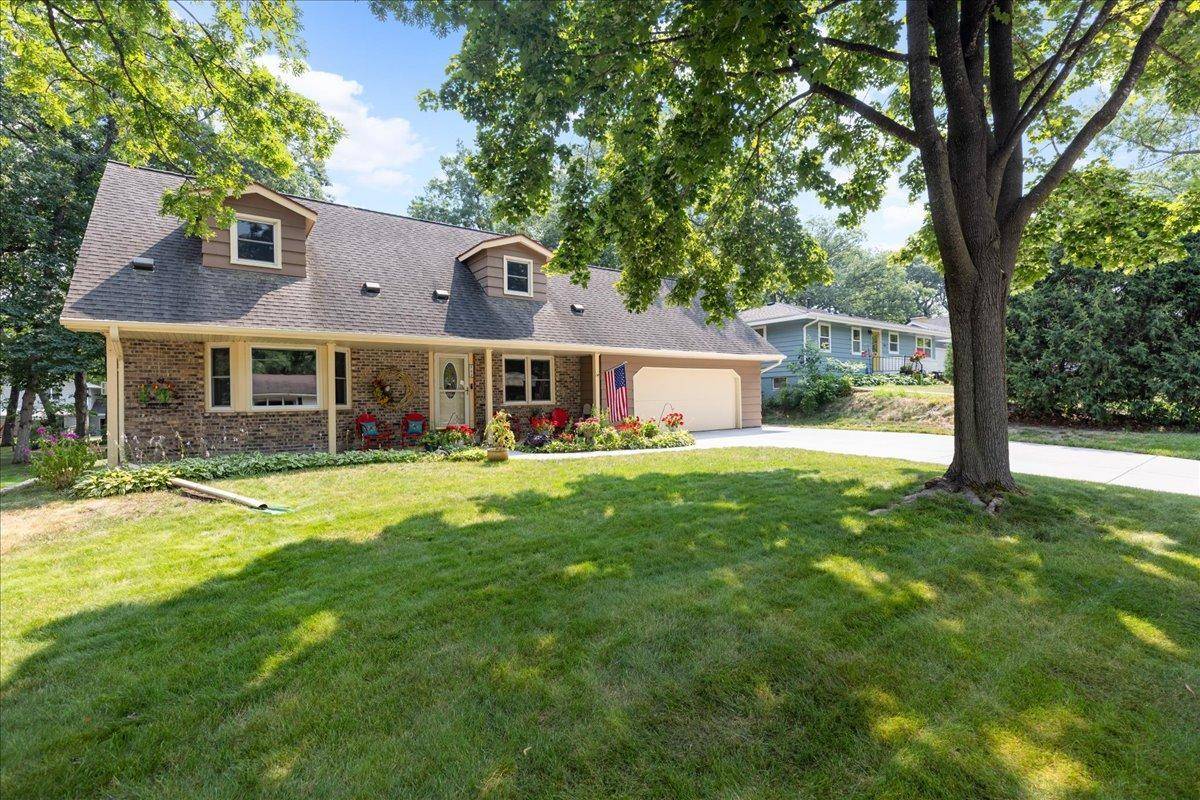 944 11th AVE SE, Forest Lake, MN 55025