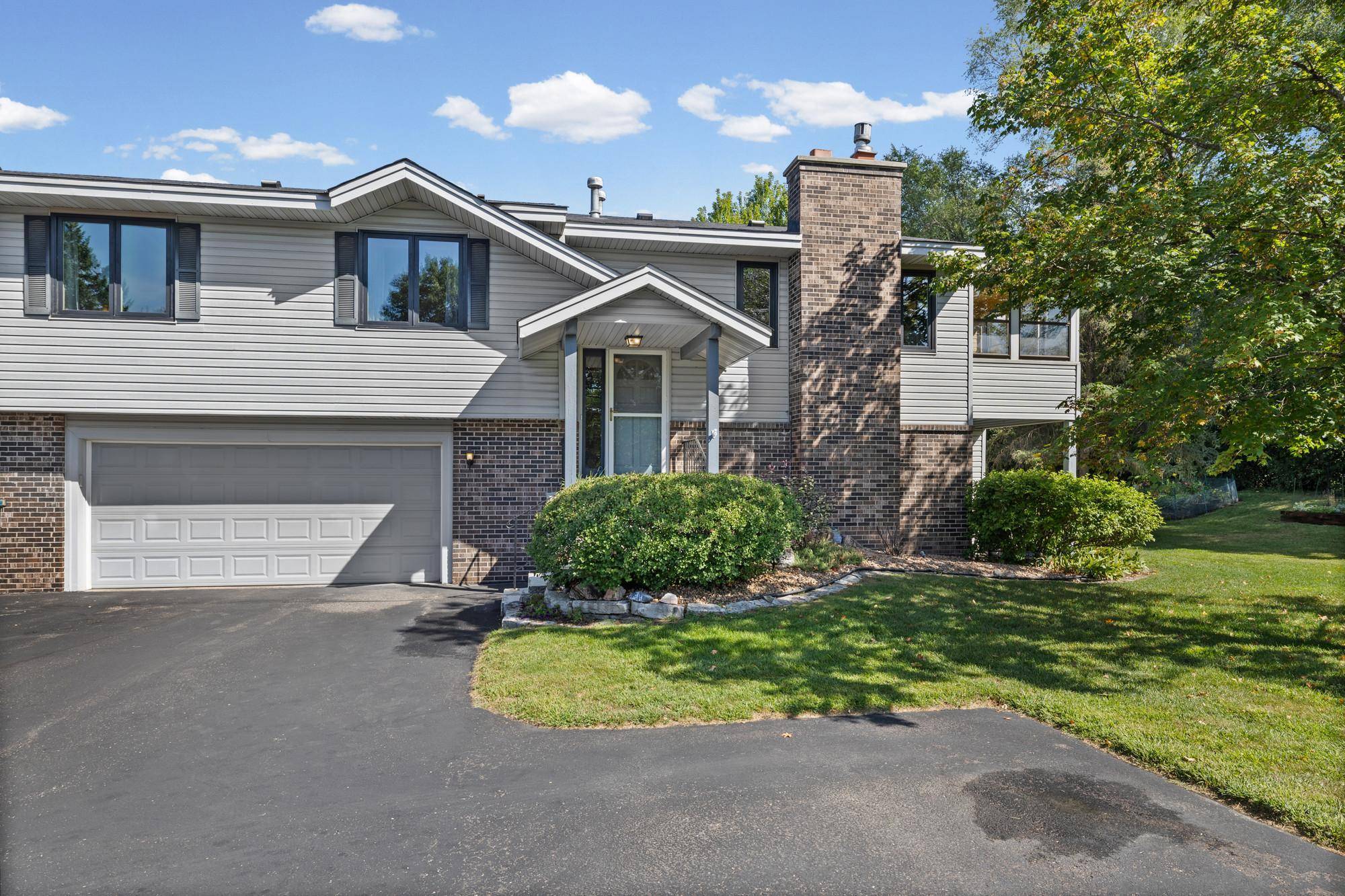 5642 Chatsworth ST N, Shoreview, MN 55126
