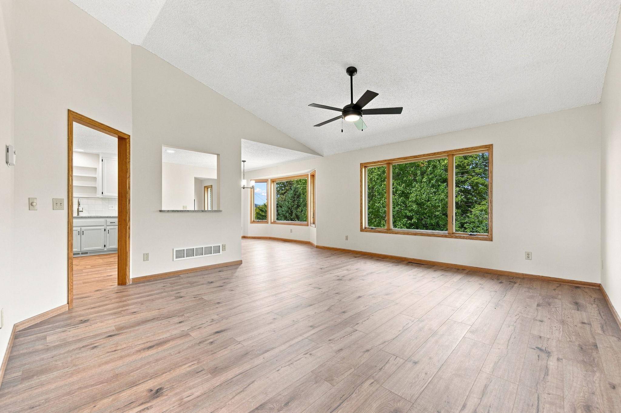 195 S Medina ST, Loretto, MN 55357