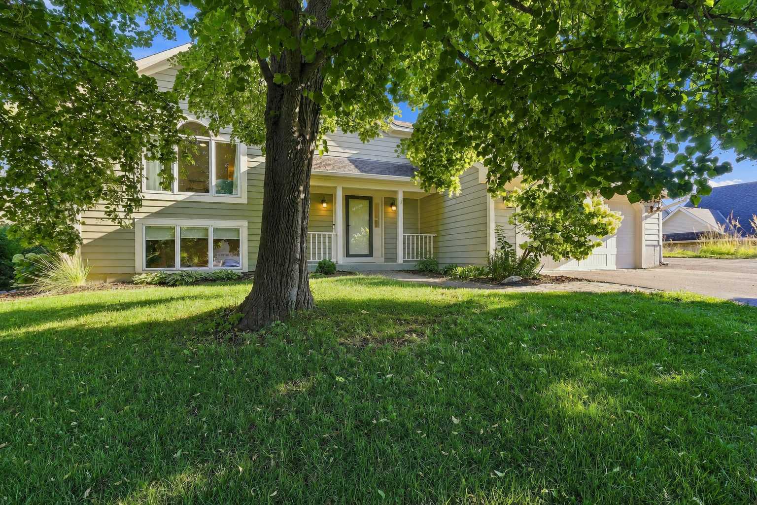 656 E 2nd ST, Waconia, MN 55387
