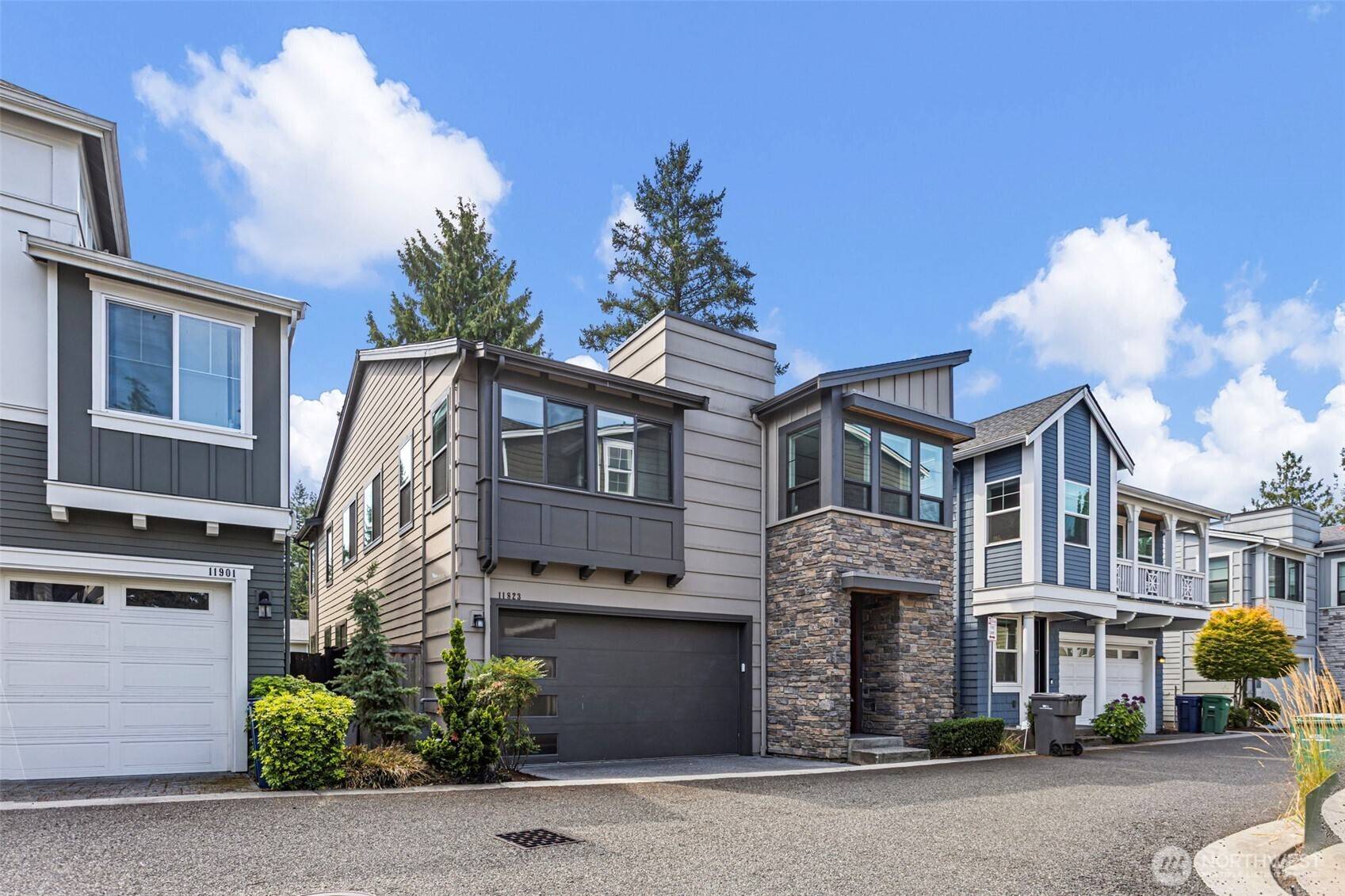 11823 NE 70th LN, Kirkland, WA 98033