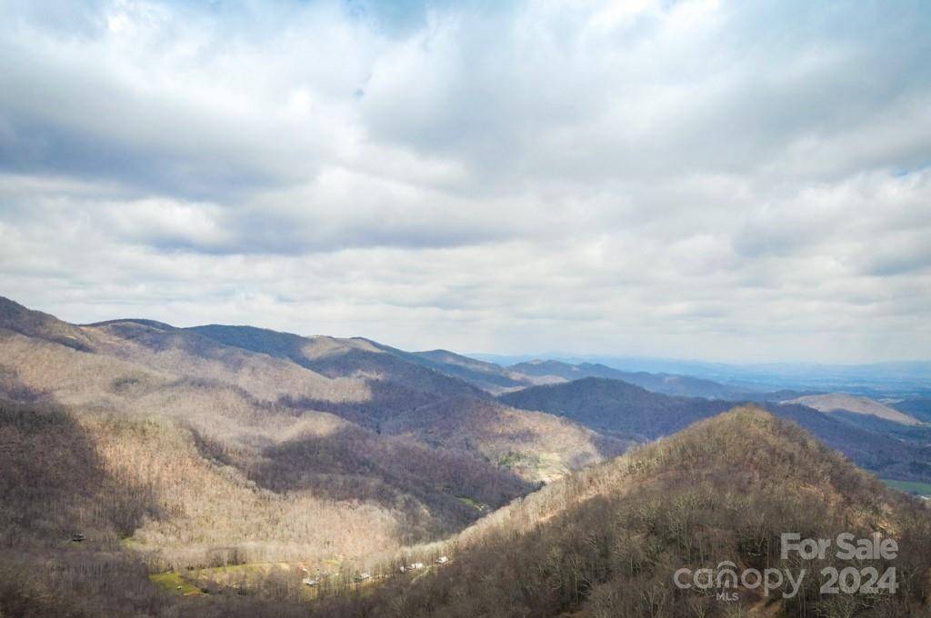 17 Surya LN, Clyde, NC 28721