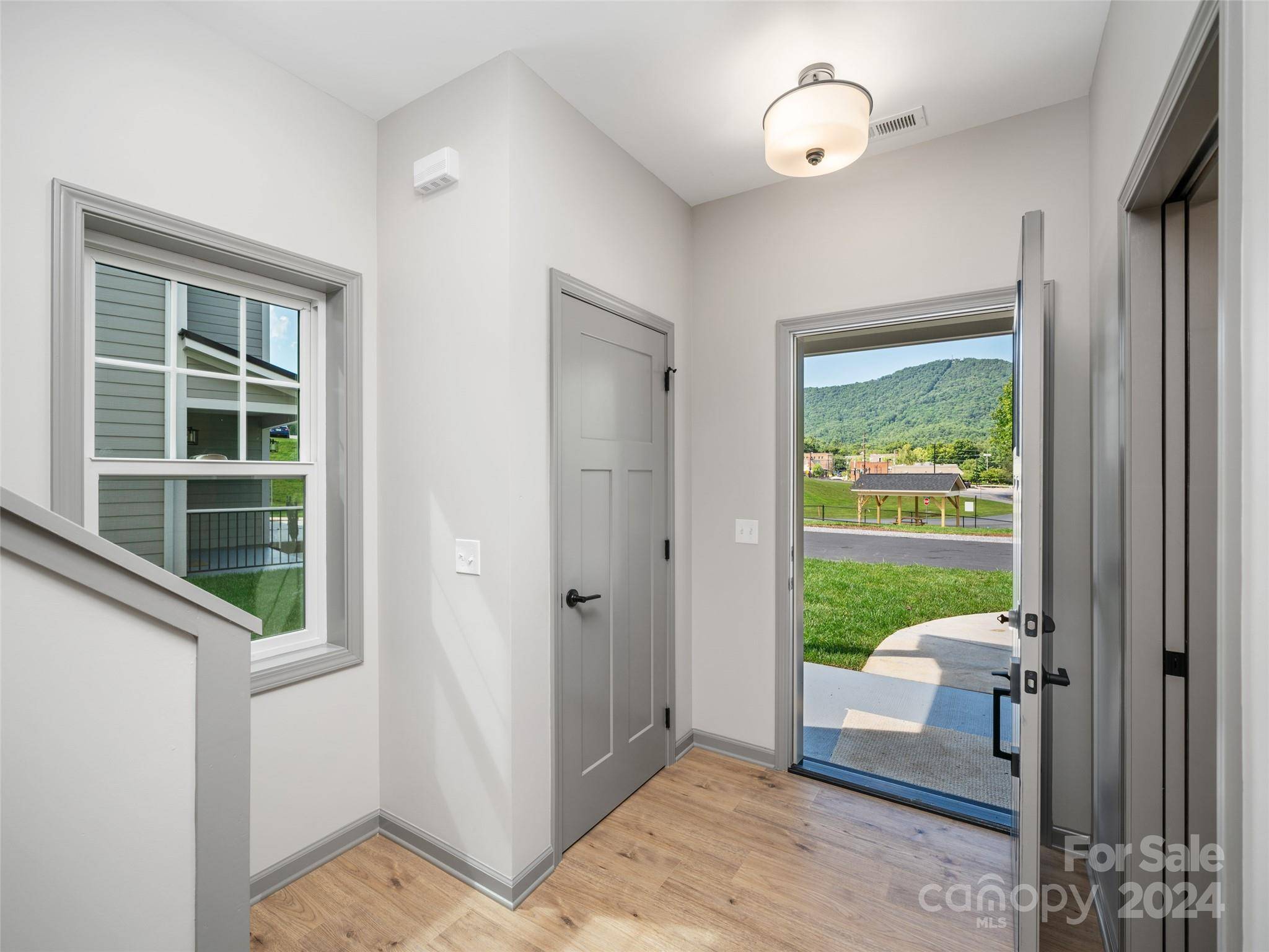 200 Red Twig LN #Unit 201, Burnsville, NC 28714