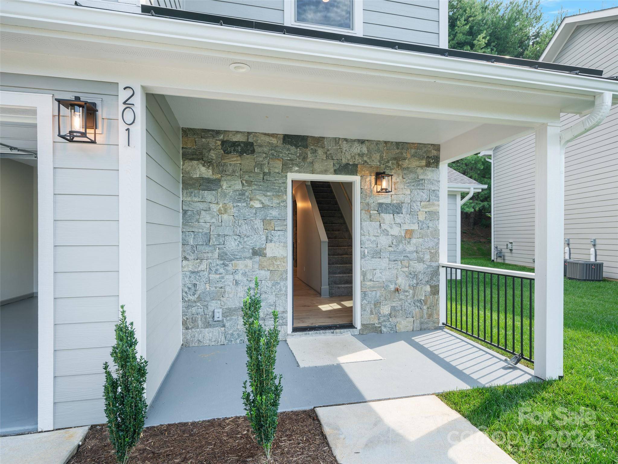 200 Red Twig LN #Unit 201, Burnsville, NC 28714