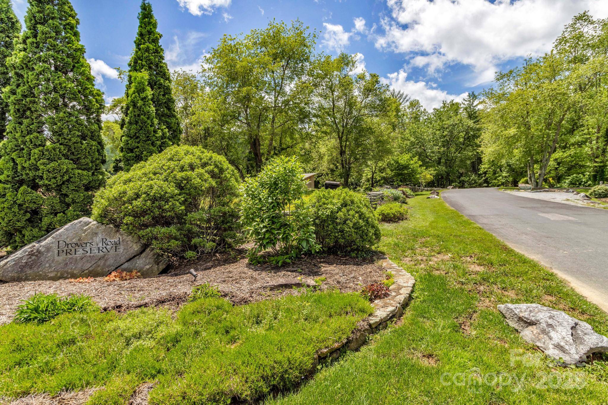 76 Drovers LN, Fairview, NC 28730